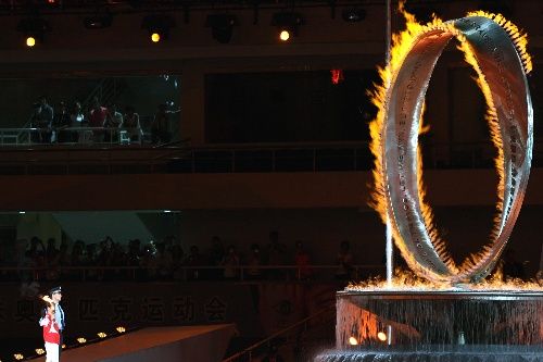奥运火炬被狂喷的相关图片